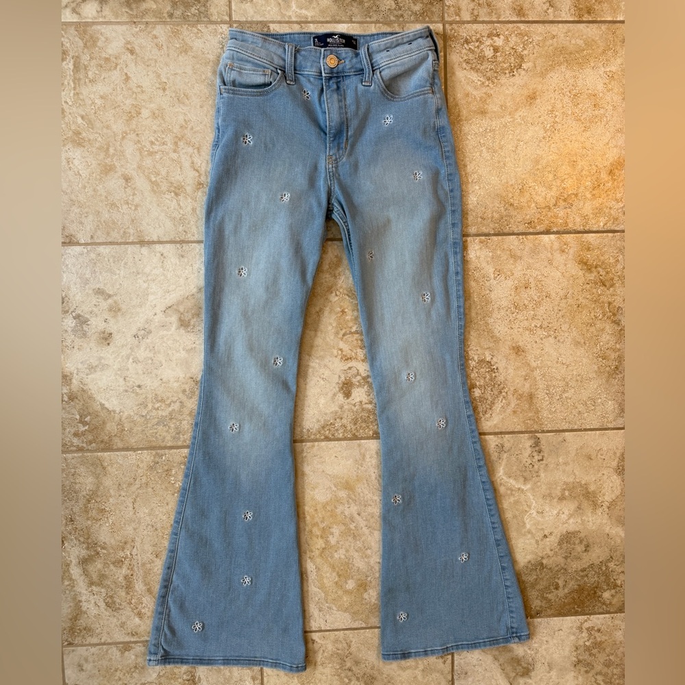 Hollister High-Rise Flare Light Wash Jeans with Embroidered Flowers Sz 2 Long